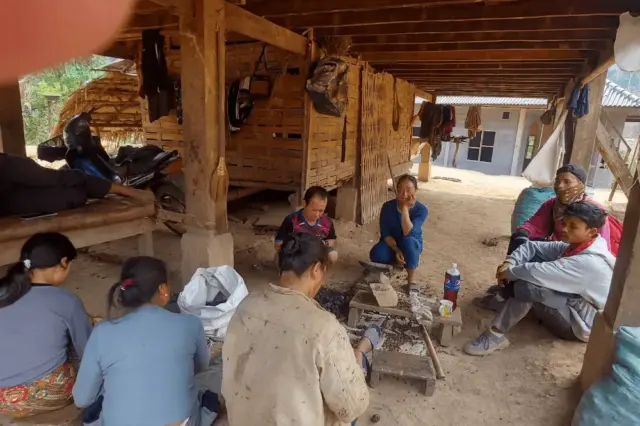 4-Day_Local-people_Phavie-Village_Laos_Camino